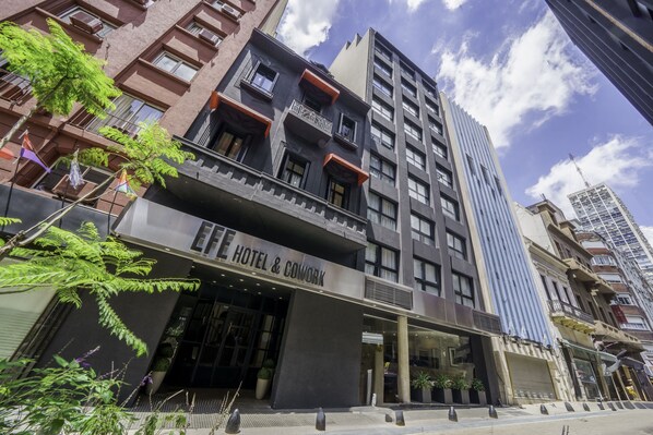 A modern hotel with balconies, large windows, and a sign reading "HOTEL & COWORK". - Efe Hotel & Cowork (Buenos Aires)