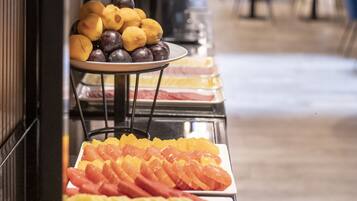 Café da manhã com buffet grátis todos os dias