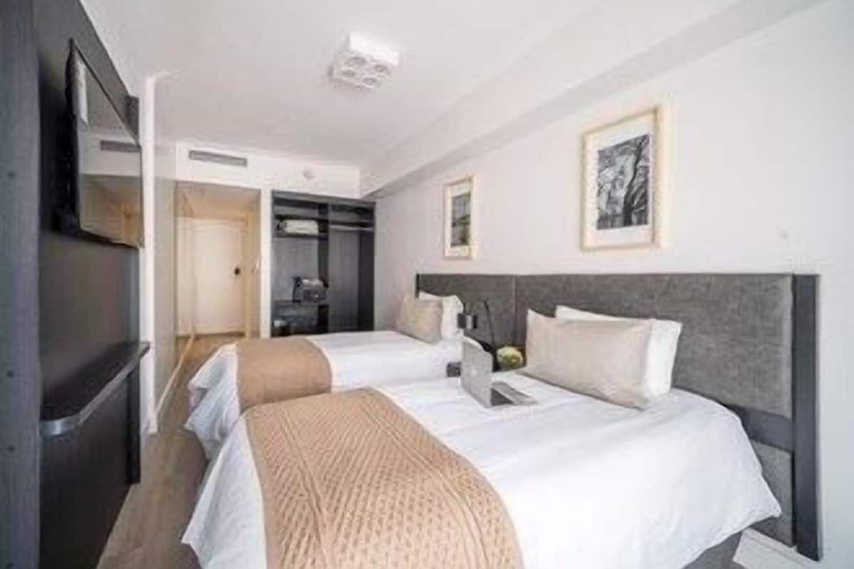 Ylelliset vuodevaatteet, untuvapeitot, pillowtop-patjalliset sängyt