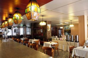 Free daily buffet breakfast  - Nutibara Hotel (Mendoza)