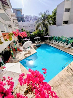 Seasonal outdoor pool, open 9 AM to 9 PM, pool umbrellas - Nutibara Hotel (Mendoza)