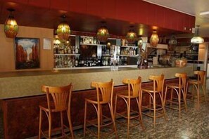 Bar (on property) - Nutibara Hotel (Mendoza)