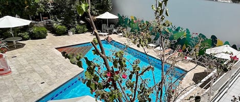 Außenpool (je nach Saison geöffnet), Sonnenschirme