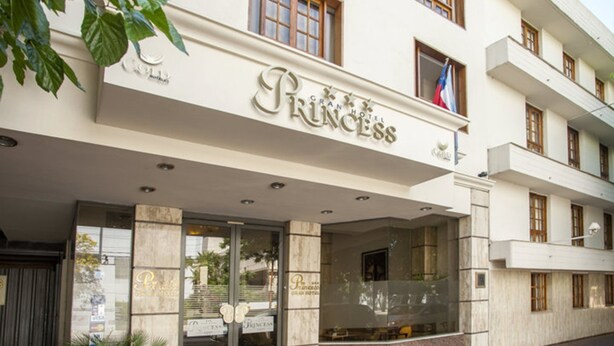 Das Gran Hotel Princess mit einer markanten Fassade, großen Fenstern und einer Flagge.