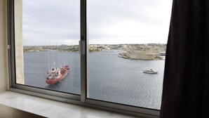 Standard Room, 2 Twin Beds, Harbor View | In-room safe, desk, WiFi (free)