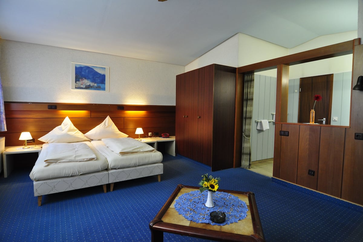 Desk, WiFi, bed sheets