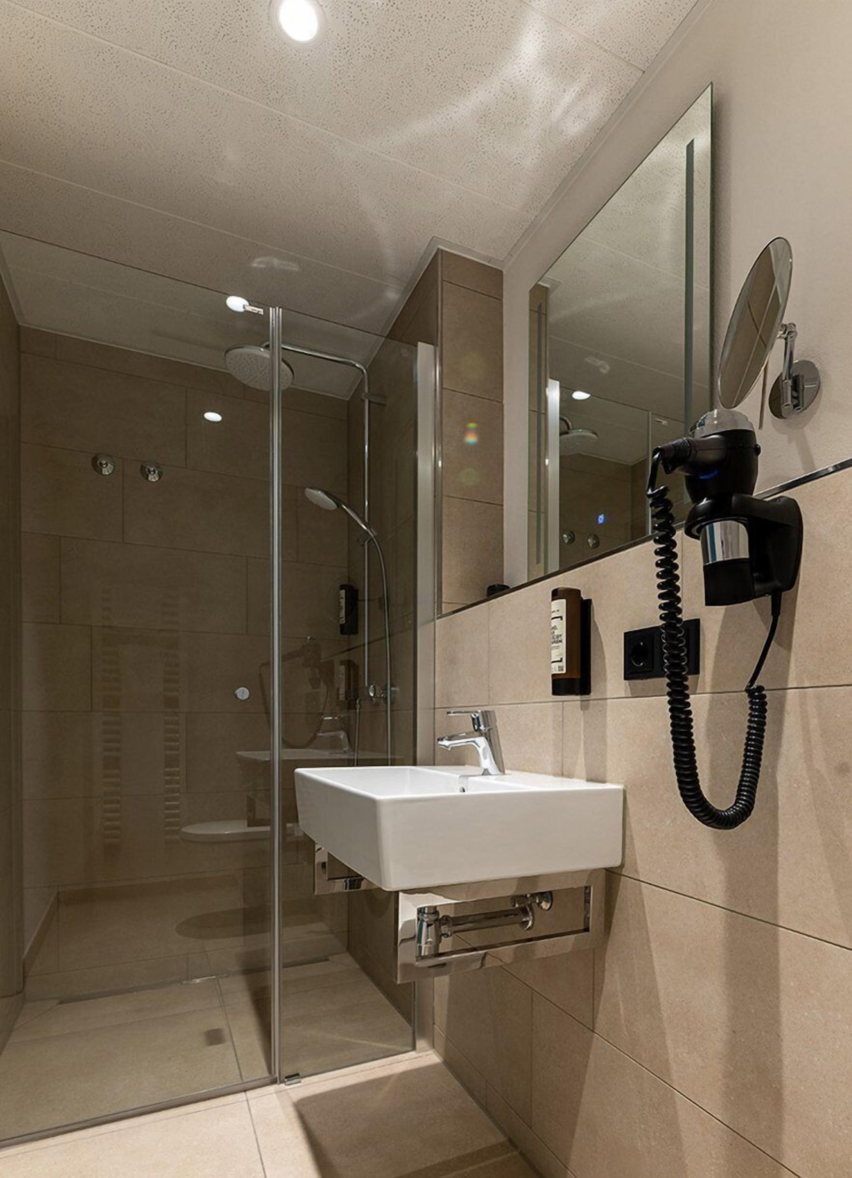 تجهيزات دش، مستلزمات مجانية للعناية الشخصية، مجففات شعر، مناشف