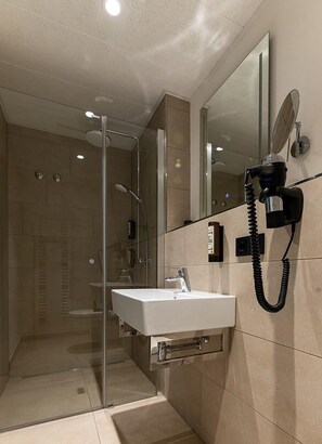 Ducha, artículos de higiene personal gratuitos y secador de pelo