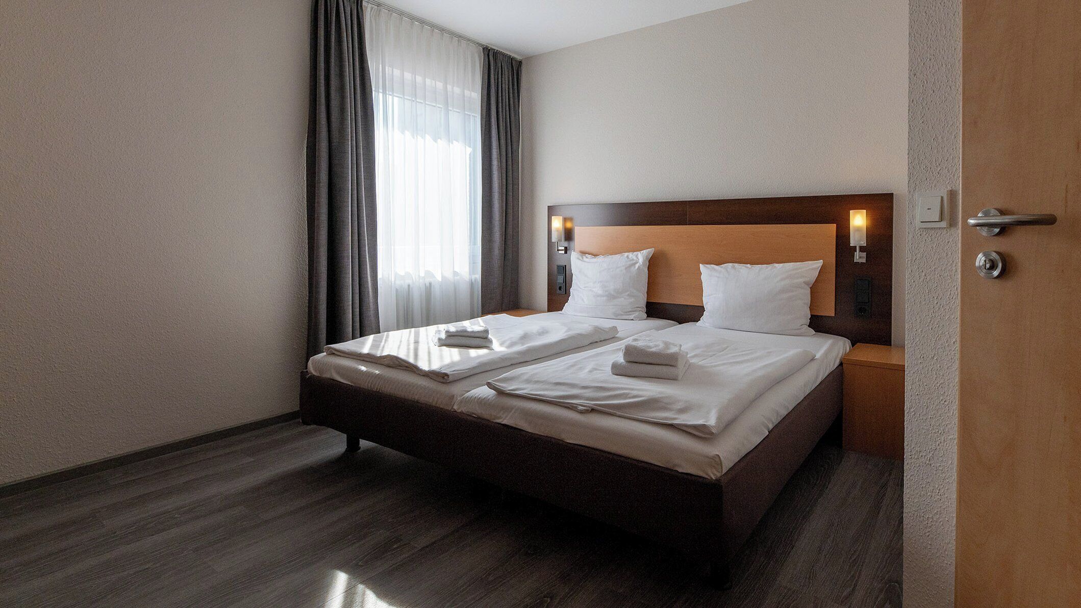 Budget Doppelzimmer, kleines Zimmer mit 15qm, Nichtraucher | Allergikerbettwaren, individuell eingerichtet, Schreibtisch