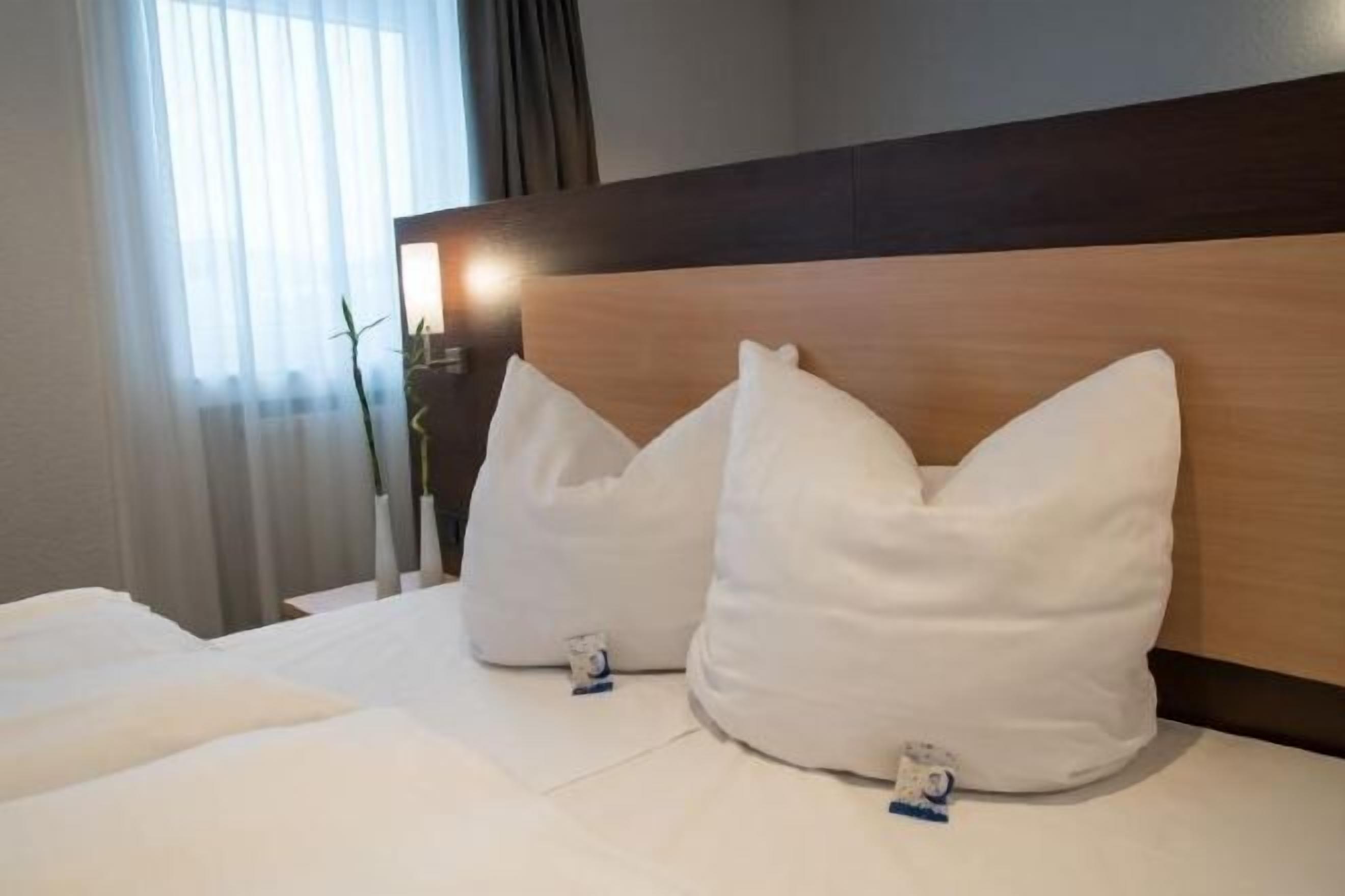 ملاءات للفراش لا تسبب الحساسية وطراز فريد لكل وحدة ومكتب وستائر تعتيم