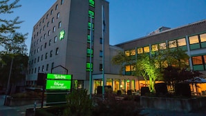 A hotel with a sign for Park Hotel and a restaurant named Kelpings.