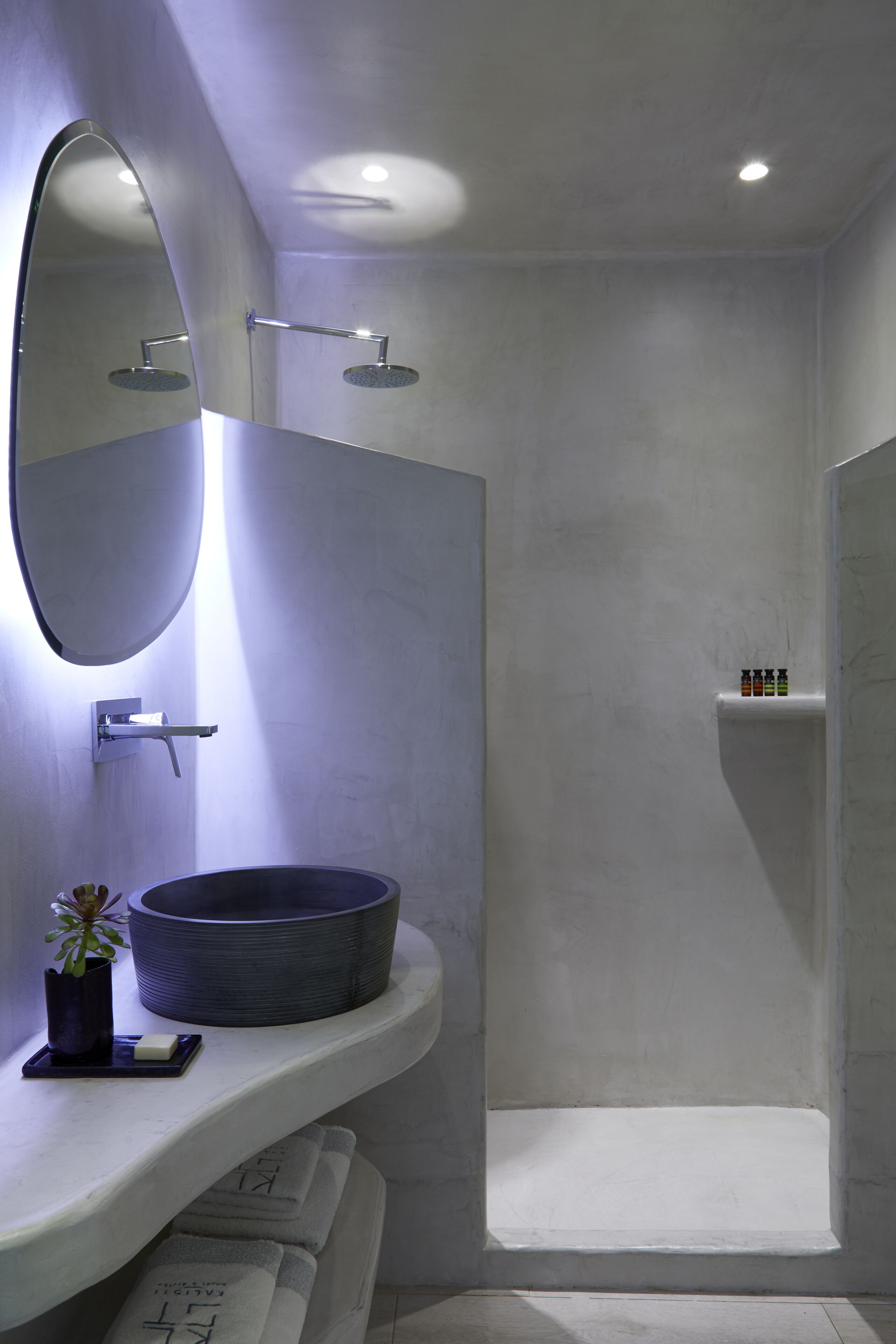 combined shower/bathtub, rainfall showerhead, free toiletries