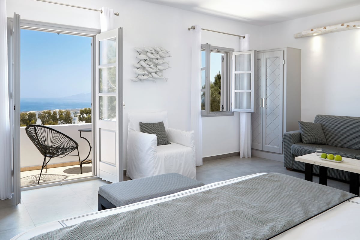 Grand Elegant Suite Open Plan with Sea View | Top Floor | 1 bedroom, Egyptian cotton sheets, premium bedding, down comforters