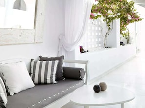 Habitación básica doble, balcón | Área de sala de estar