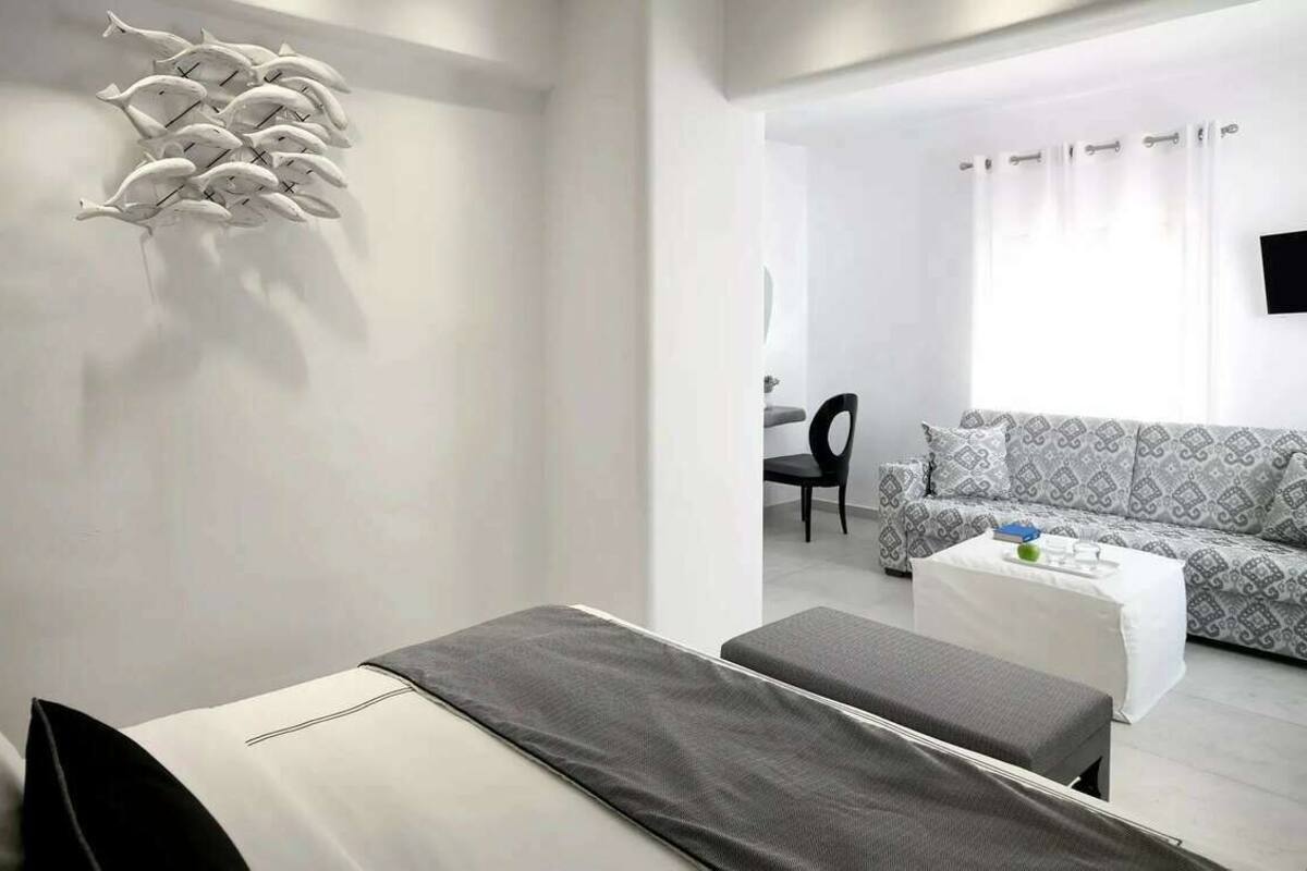 Una sala de estar moderna con un sofá, una mesa de centro e instalación artística en la pared.