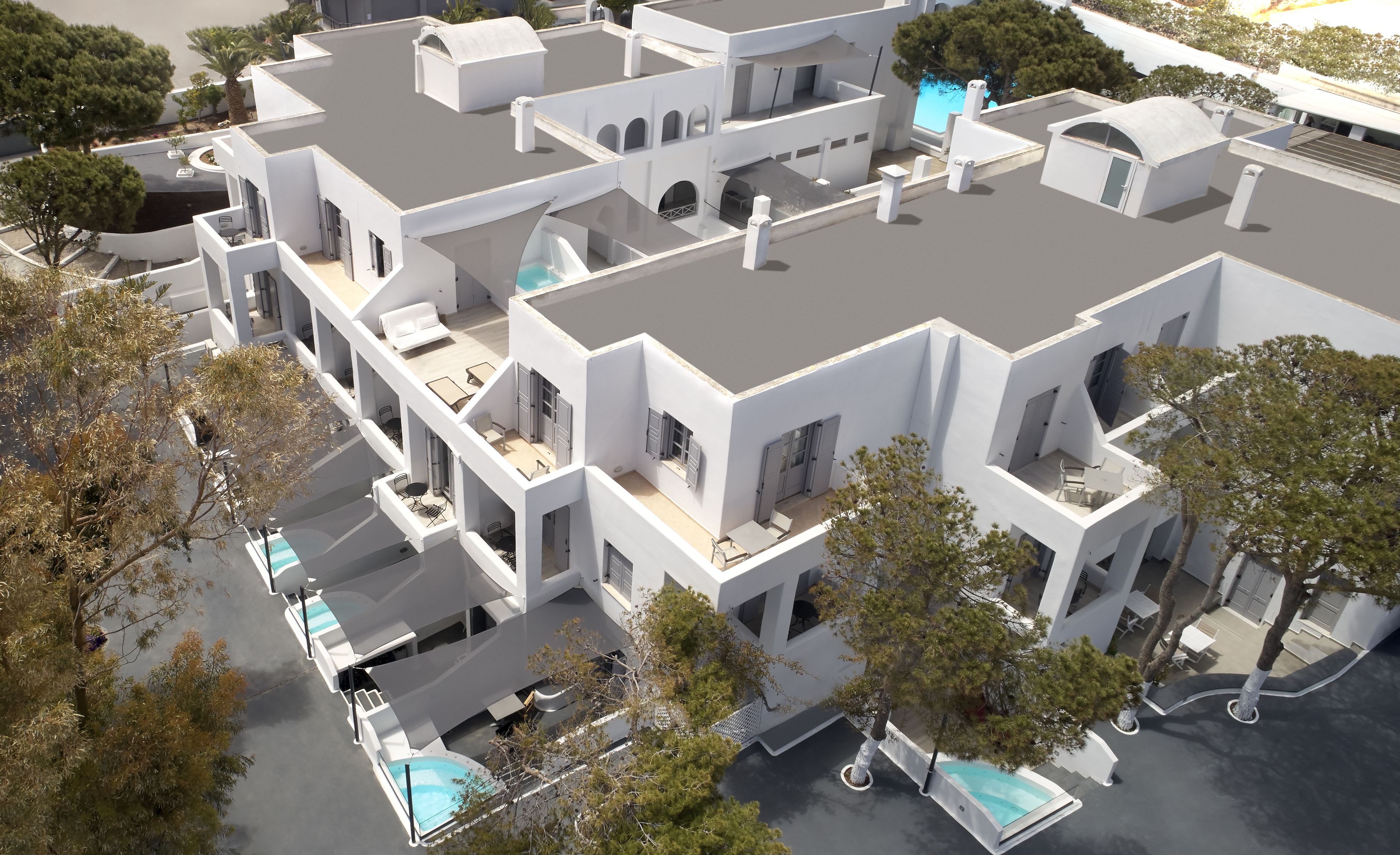 Um edifício moderno de vários andares com varandas, piscina e área ajardinada com árvores.