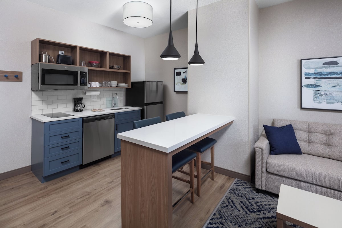 1 bedroom, in-room safe, desk, iron/ironing board