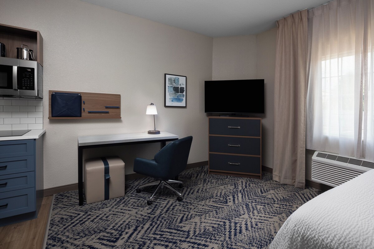 Studio Suite, 1 Queen Bed | Desk, blackout drapes, iron/ironing board, WiFi (free)