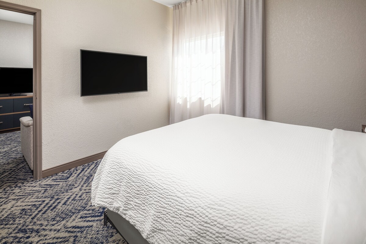 Studio Suite, 1 Queen Bed (Low Floor)