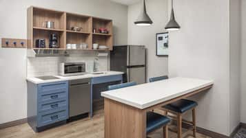 Suite, 1 Bedroom (Low Floor) | In-room safe, desk, iron/ironing board, WiFi (free)