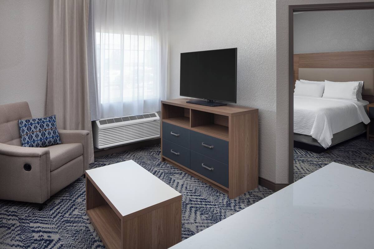 suite, 1 bedroom | 1 bedroom, in-room safe, desk, iron/ironing board