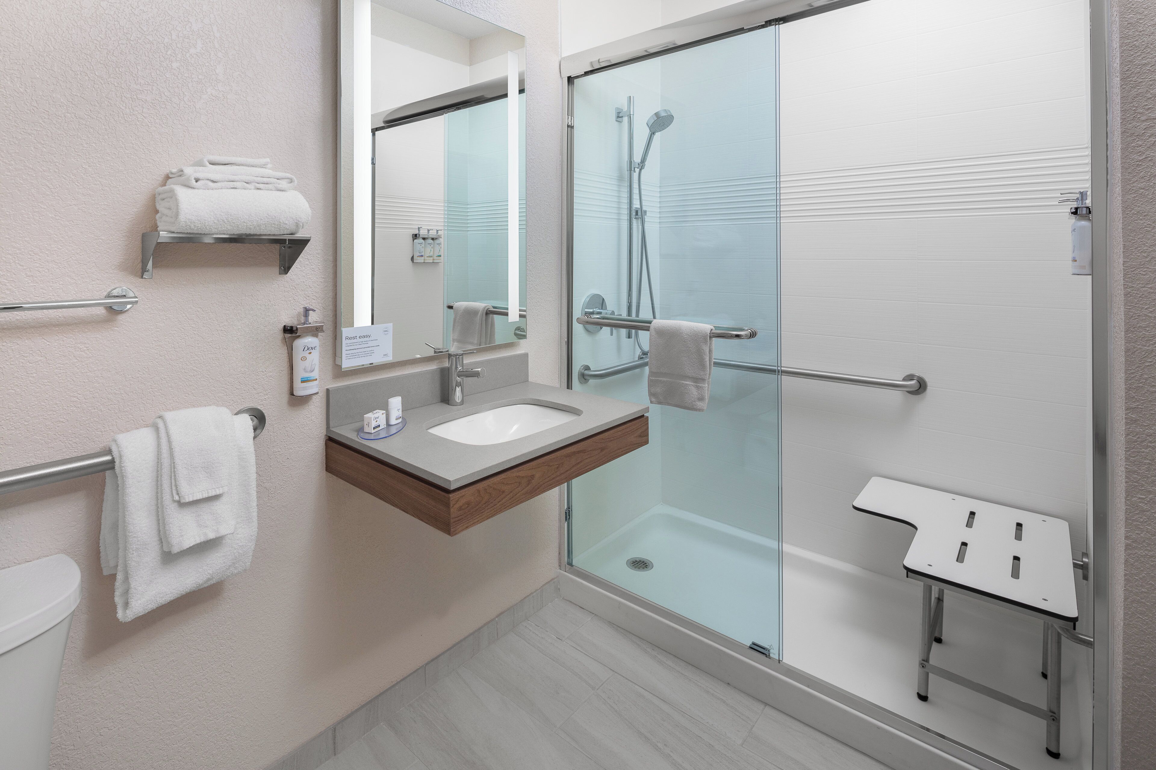 Ensemble douche/baignoire, articles de toilette gratuits, sèche-cheveux