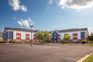 Un hôtel à plusieurs étages avec un parking situé à l’avant.