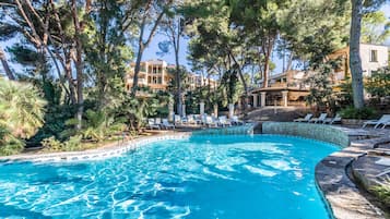 2 indendørs pools, 3 udendørs pools, liggestole