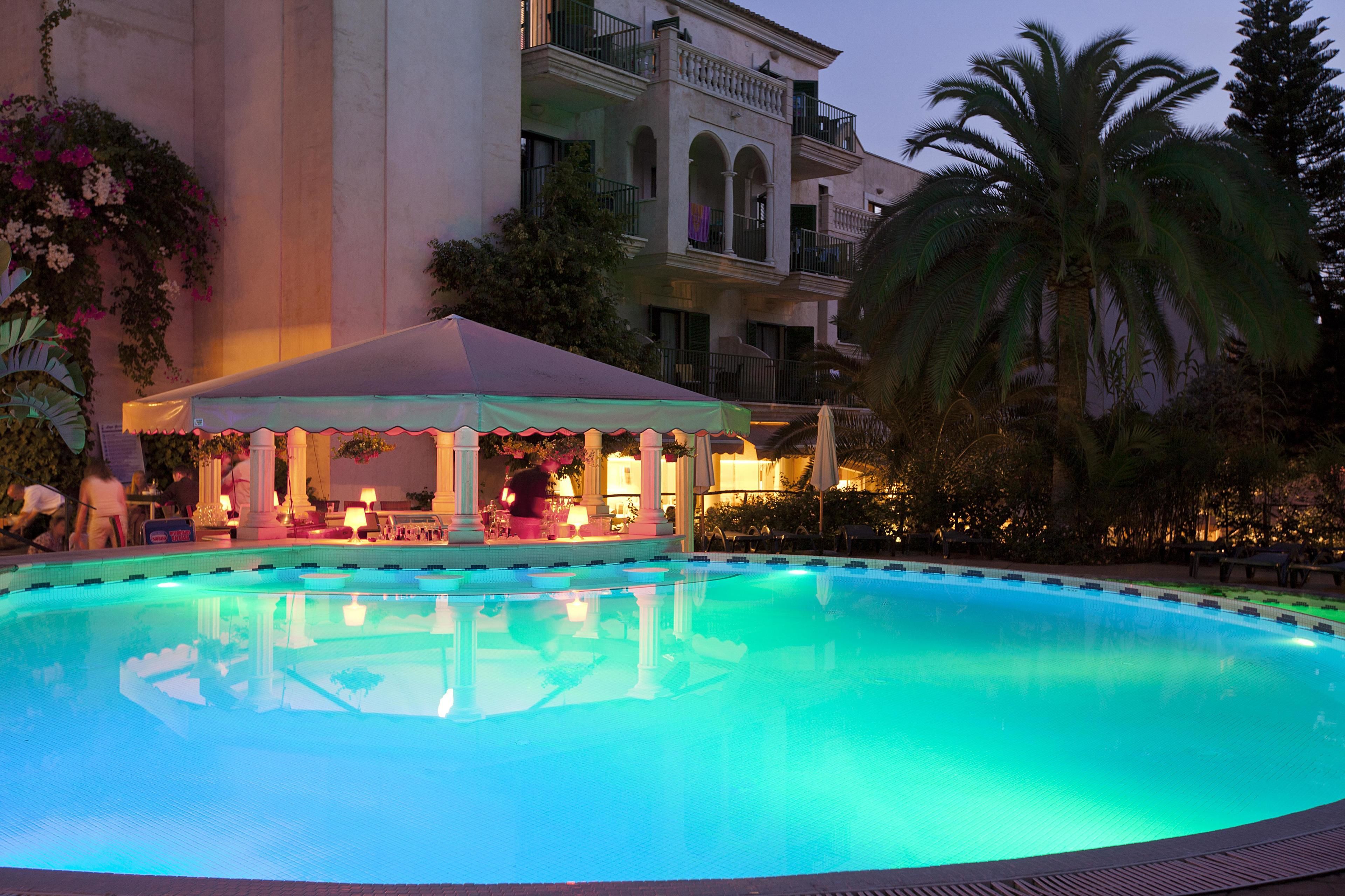 2 indendørs pools, 3 udendørs pools, liggestole