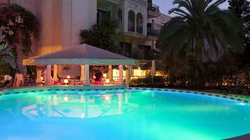 2 indendørs pools, 3 udendørs pools, liggestole