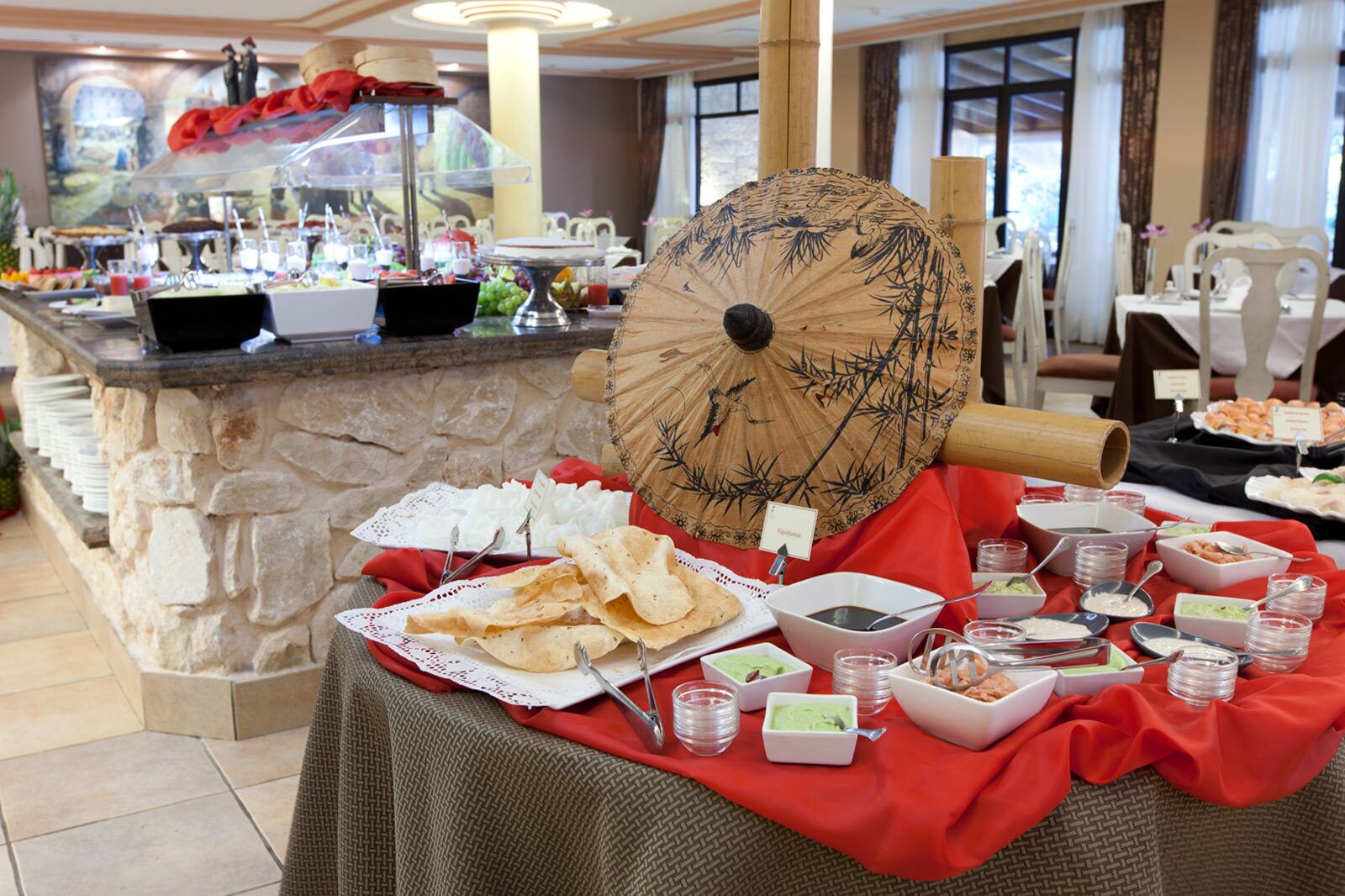 2 restaurants, lunch served