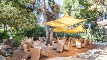2 restaurants; lunch and brunch served