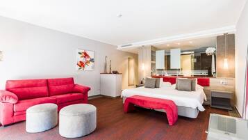 Premium-sengetøj, dundyner, pengeskab på værelset, skrivebord