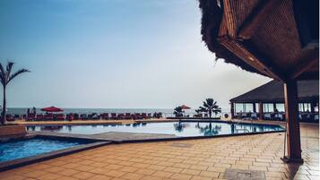 Quầy bar bên hồ bơi