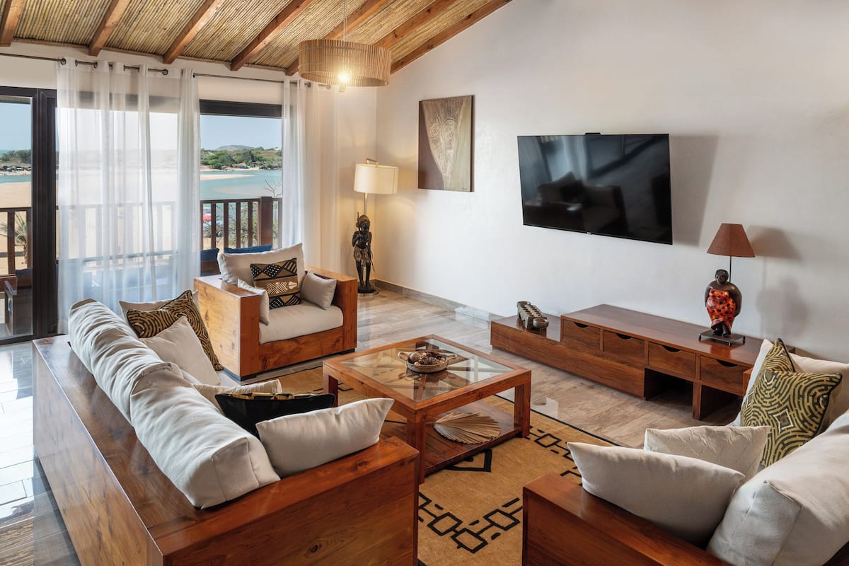 Apartment, Sea View | Ruang tamu | 107 cm televisyen skrin rata dengan satelit, pejabat 