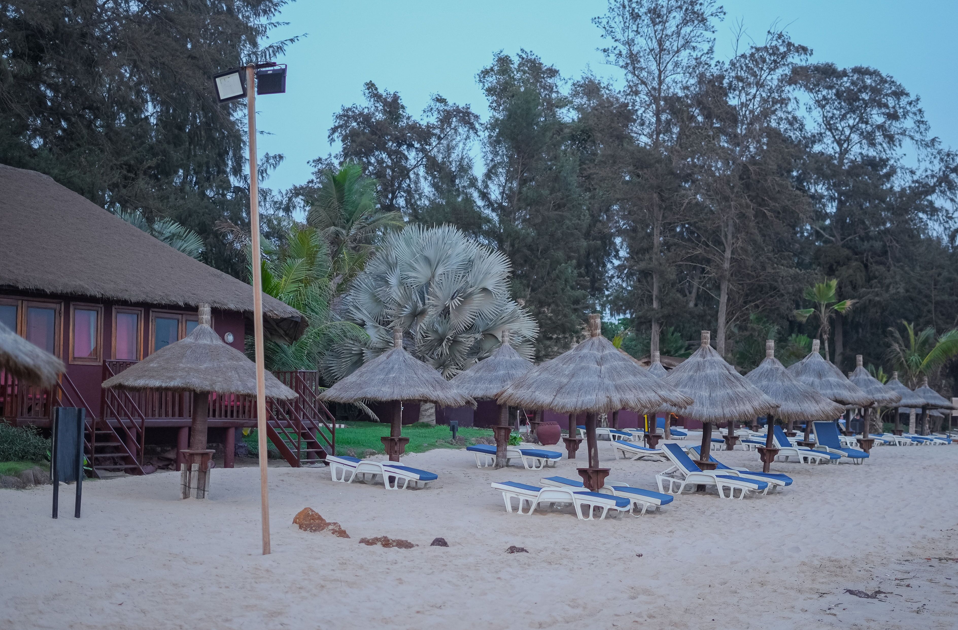 Am Strand, Liegestühle, Sonnenschirme, Strandtücher