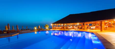 Outdoor pool, pool umbrellas, sun loungers