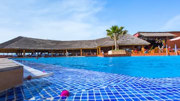 Piscine extérieure, parasols de plage, chaises longues