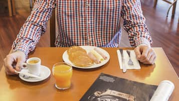 Café da manhã com buffet todos os dias (EUR 9.5 por pessoa)