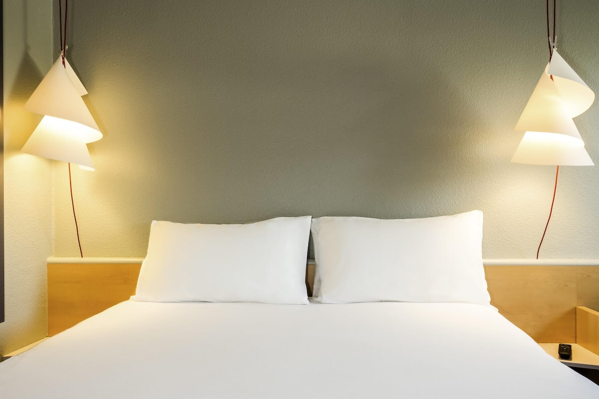 Comfort Room, 1 Double Bed | Desk, laptop workspace, blackout drapes, soundproofing