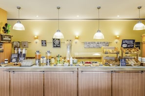 Dagelijks ontbijtbuffet (EUR 9.5 per persoon)