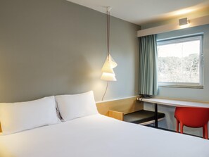 Desk, laptop workspace, blackout curtains, soundproofing - ibis Porto Sao Joao (Porto)