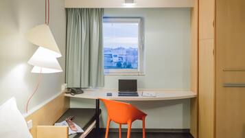 Comfort Room, 1 Double Bed | Desk, laptop workspace, blackout drapes, soundproofing