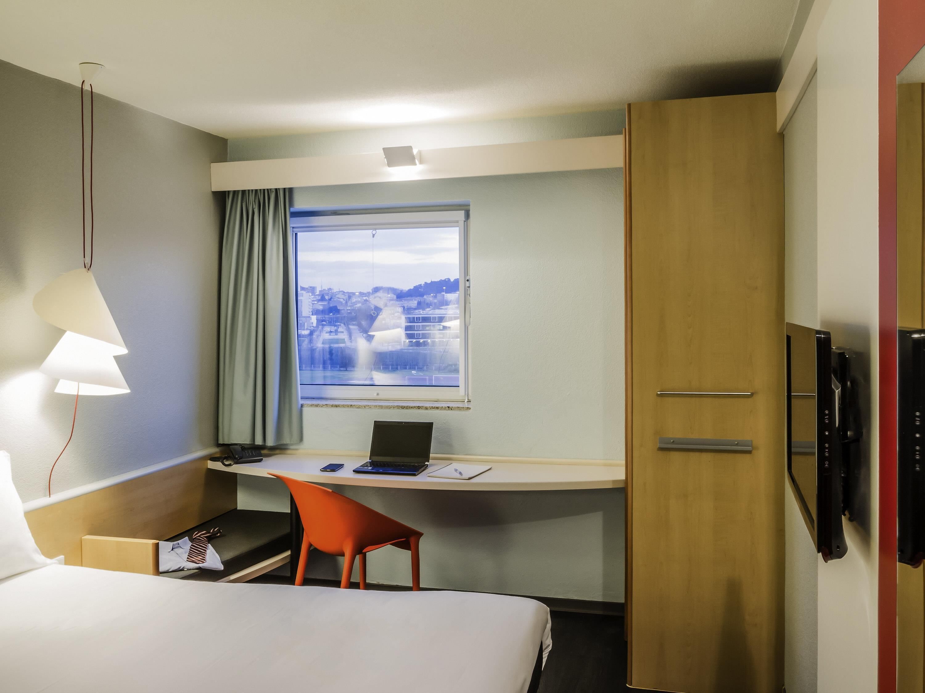 Bureau, espace de travail pour ordinateur portable, rideaux occultants