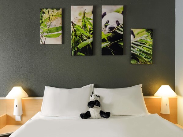 Habitación estándar, 1 cama doble | Caja fuerte, escritorio, tabla de planchar con plancha y cunas gratuitas