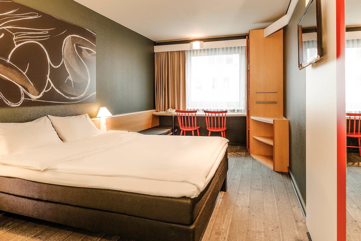 Standard Room, 1 Double Bed | In-room safe, desk, iron/ironing board, free cribs/infant beds