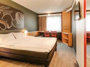 Quarto standard, 1 cama de casal | Cofres nos quartos, escrivaninha, ferros/tábuas de passar roupa