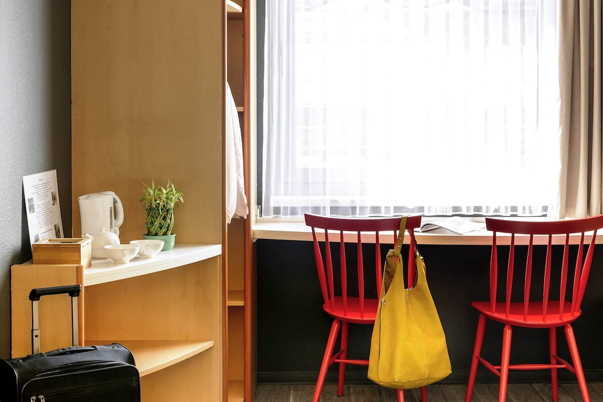 Standardzimmer, 2 Einzelbetten | Zimmersafe, Schreibtisch, Bügeleisen/Bügelbrett, kostenlose Babybetten