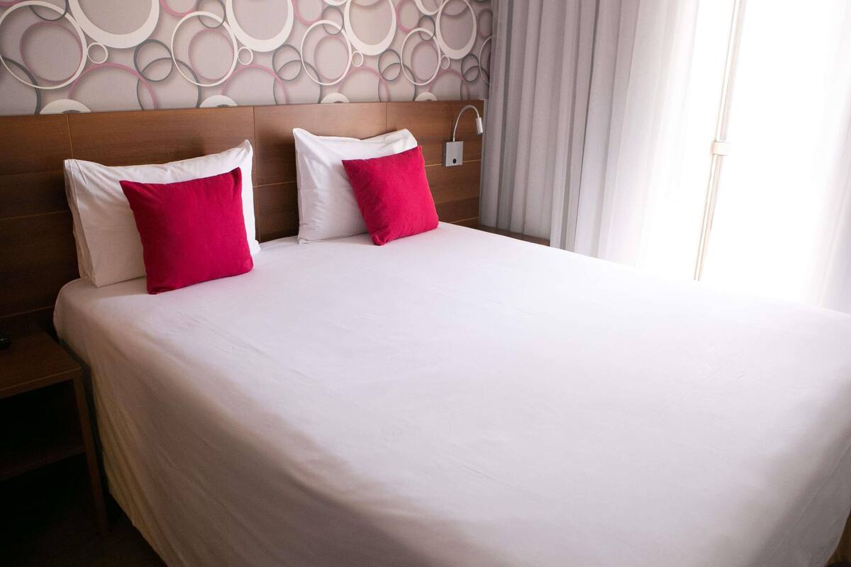 Habitació superior, 1 llit doble | Roba de llit hipoal·lergògena, minibar i caixa forta a l'habitació 