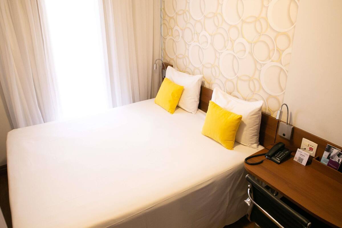 Estudio estándar, 1 cama doble | Ropa de cama hipoalergénica, minibar, caja fuerte y escritorio